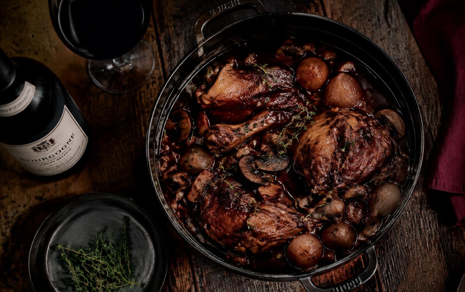 Coq au vin a la borgoñona